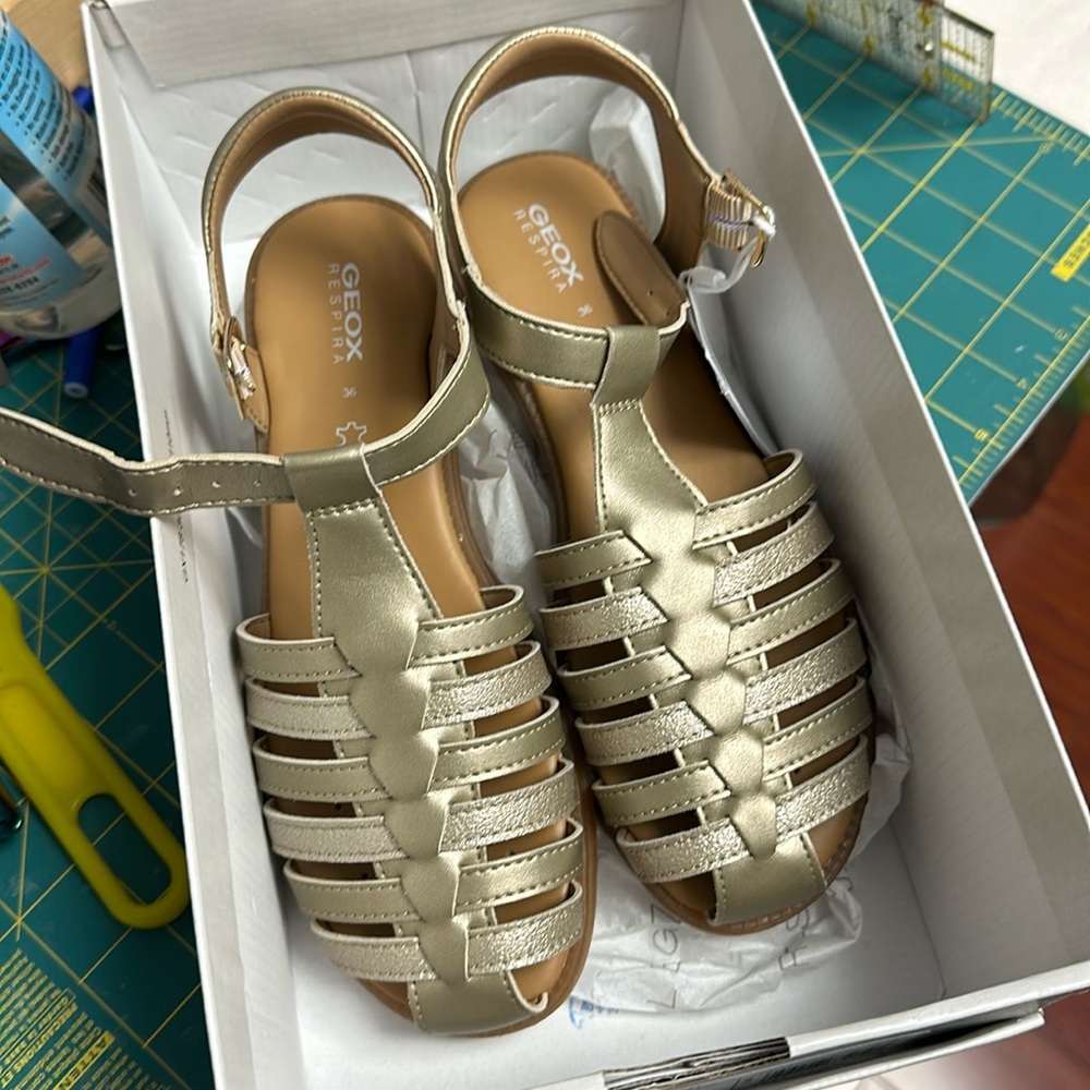 Geox Karly girls gold strappy sandals sz 4 BNIB